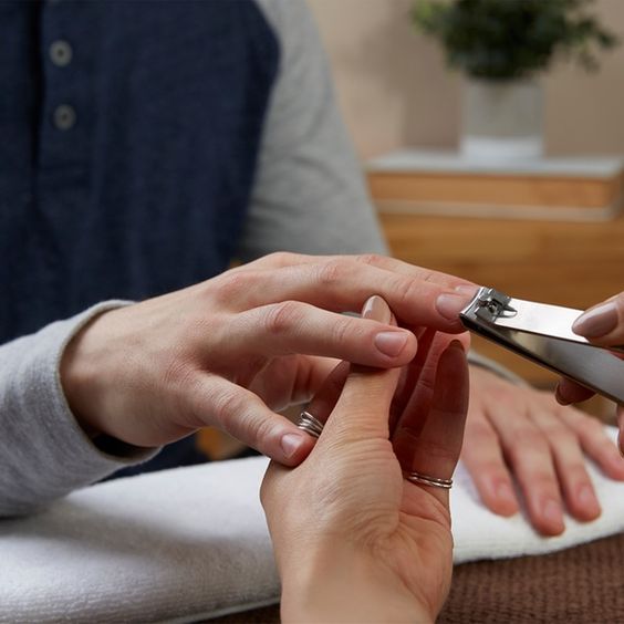 Kuku tu potong lah kemas-kemas