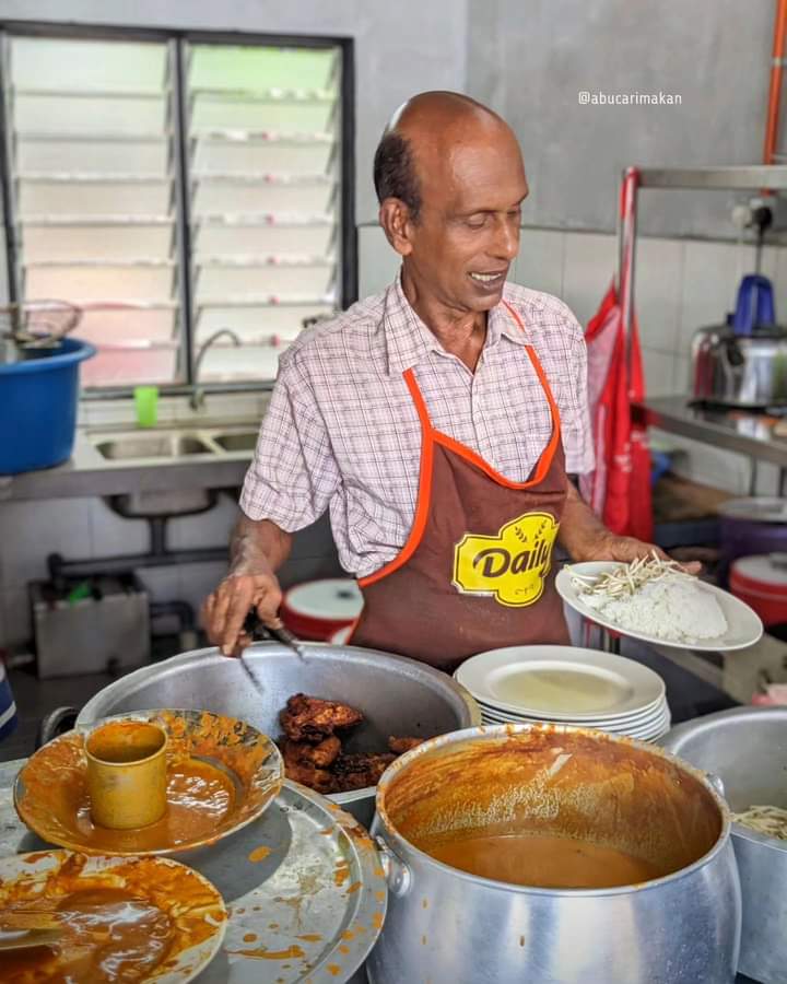 Istimewa kari kepala ikan terletak pada rasa lemak manis isi ikan