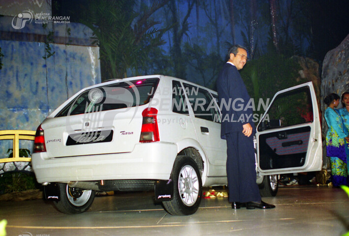 Proton Tiara dilancarkan oleh Perdana Menteri ketika itu pada 5 April 1996