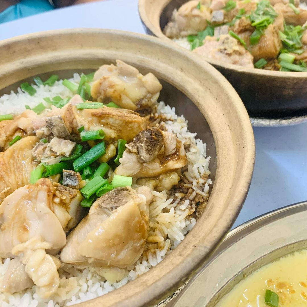 "Chef"nya belajar cara masak nasi ayam claypot yang asli.