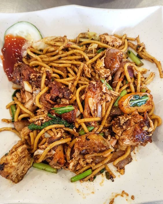 Mee Goreng Mamak terkenal dengan goreng kering tau
