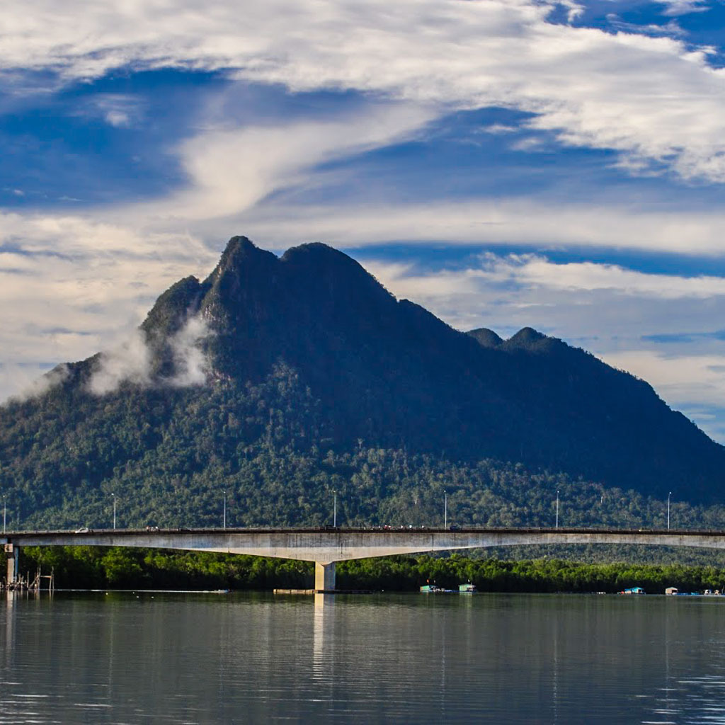 Gunung Santubong menjadi destinasi untuk kaki hiking