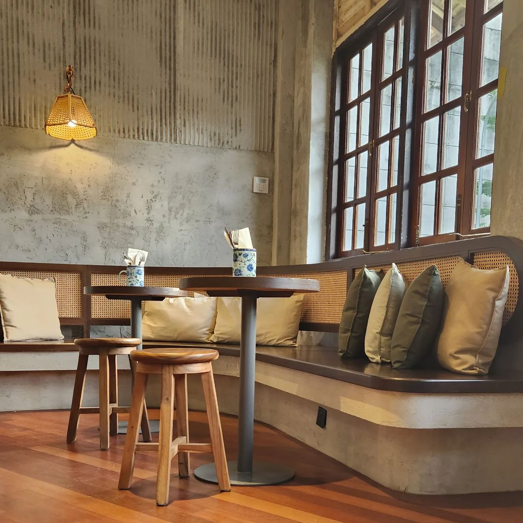 Kafe ini memiliki kedai bakeri sendiri menghasilkan beberapa roti khas tau