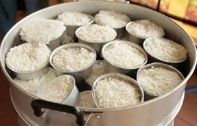 Nasi kukus membuatkan nasi jadi gebu dan empuk