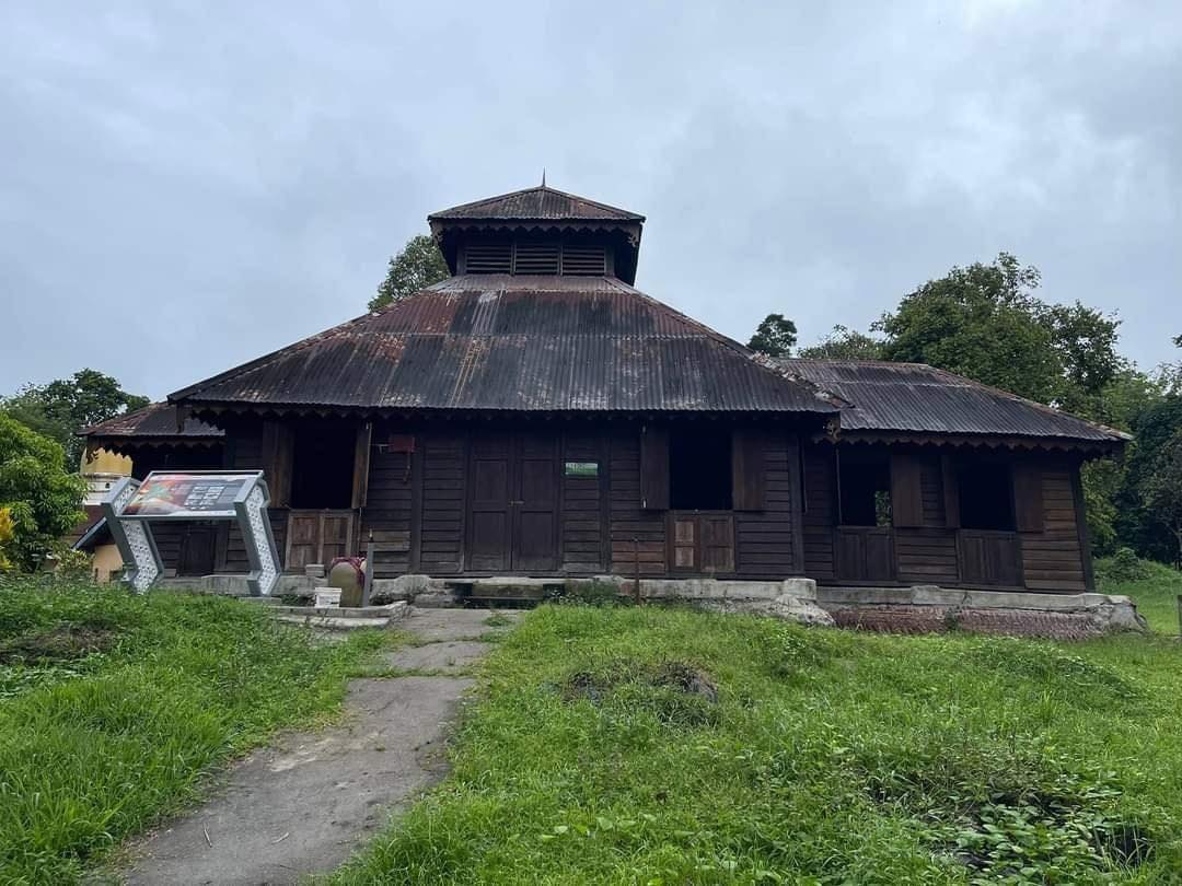 Dibina tahun 1539 dan siap sepenuhnya tahun 1541, dan ditutup sepenuhnya tahun 2004…Masjid kedua tertua di Malaysia selepas Masjid Runtuh di Melaka.