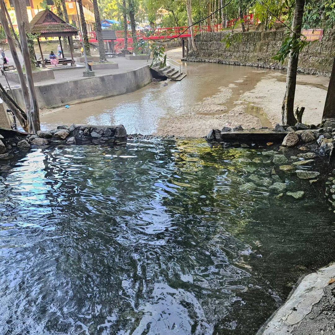 Kolam air panas yang semulajadi.