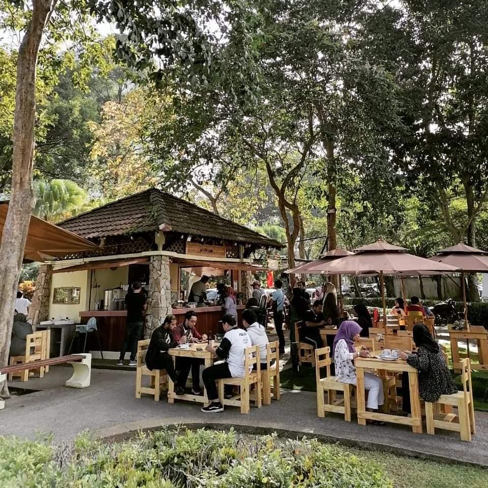 Suasana yang tenang di Warong Tiga Lima.