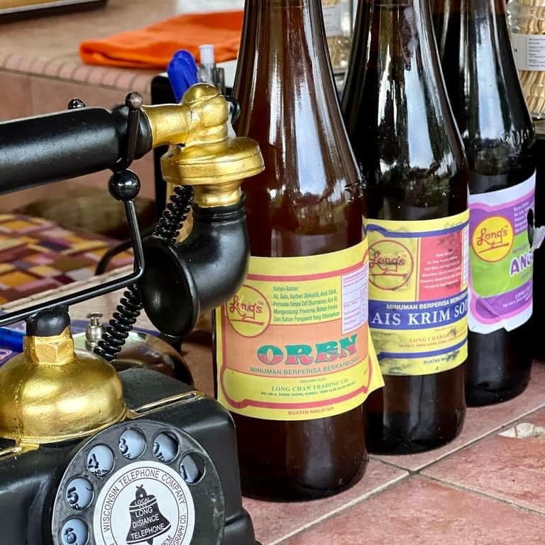 Dekorasi dengan vibe zaman dulu menjadi Warong Tiga Lima tarikan orang ramai.