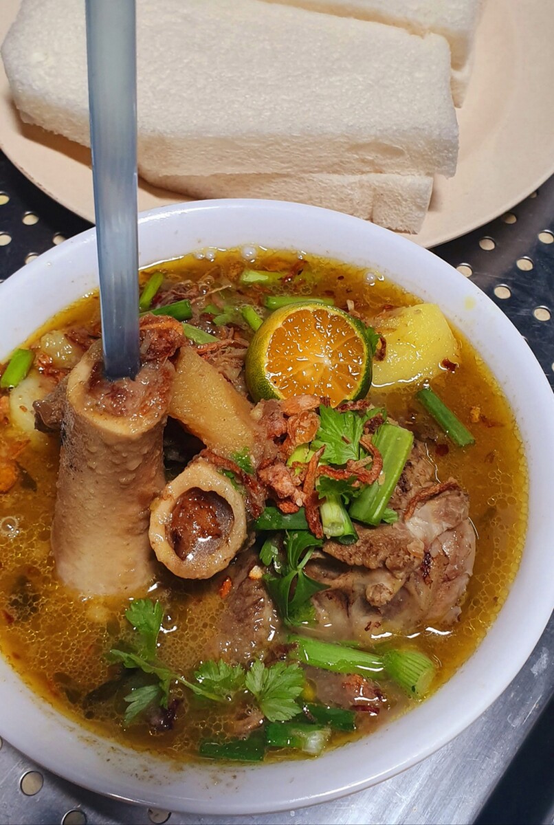 Nikmati masakan Johor klasik di tengah-tengah hiasan antik yang menakjubkan.