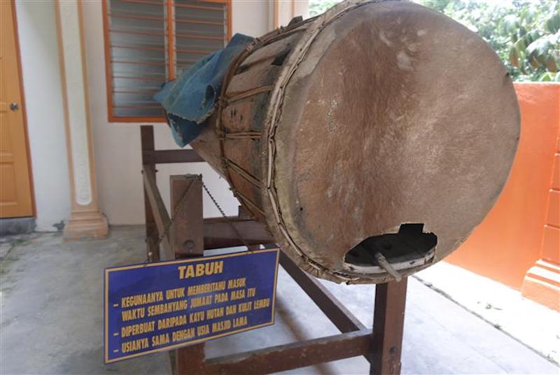 Tabuh yang diperbuat daripada kayu hutan dan kulit lembu untuk diketuk bagi memberitahu masuk waktu sembahyang juga masih dikekalkan. Usia peralatan tabuh itu dikatakan sama dengan usia masjid iaitu pada abad ke-16.