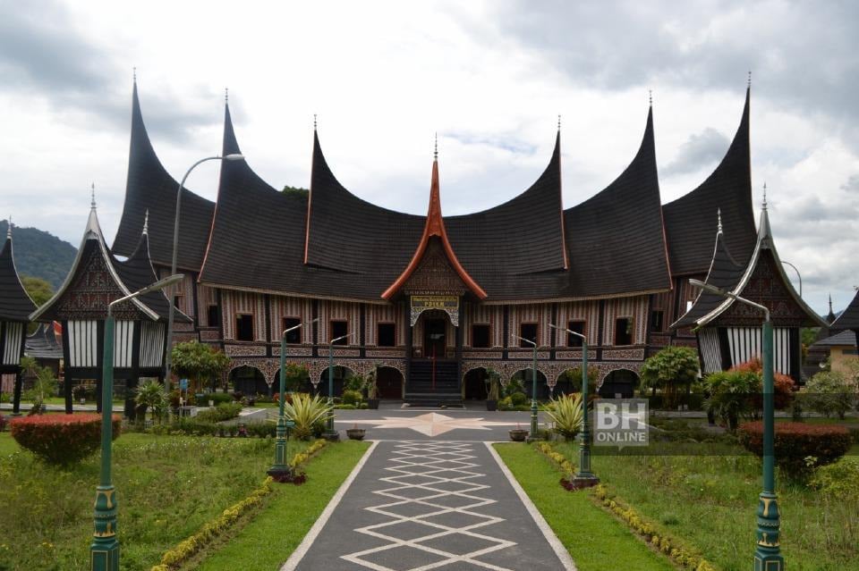 Contoh bumbung minangkabau yang ambil pengaruh daripada minangkabau