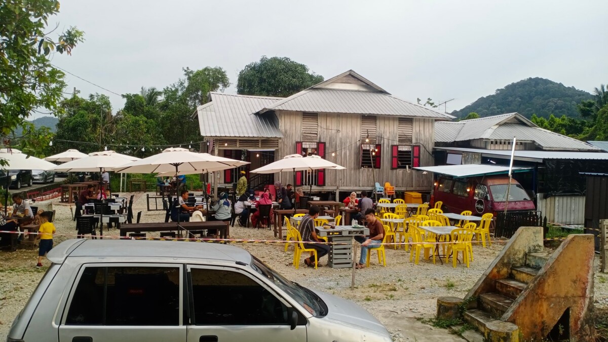 Gabak Kopi Rumah Usang, destinasi makan kegemaran orang tempatan.