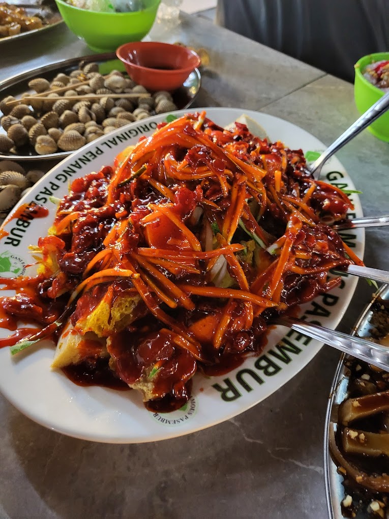 Ramai pelanggan setia percaya, kuah kacang GANI yang membuatkan rojaknya lebih istimewa
