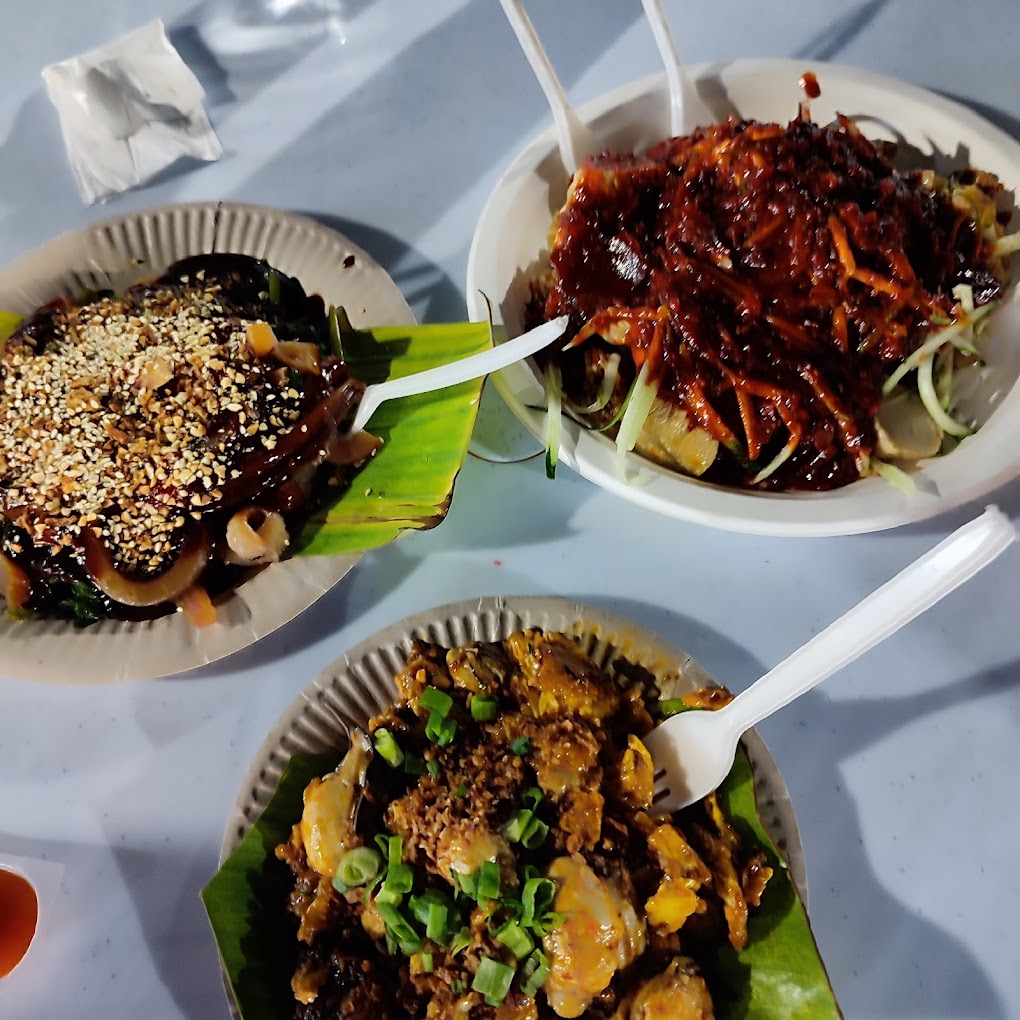 Kuah kacang pekat manis menyempurkan seluruh hidangan