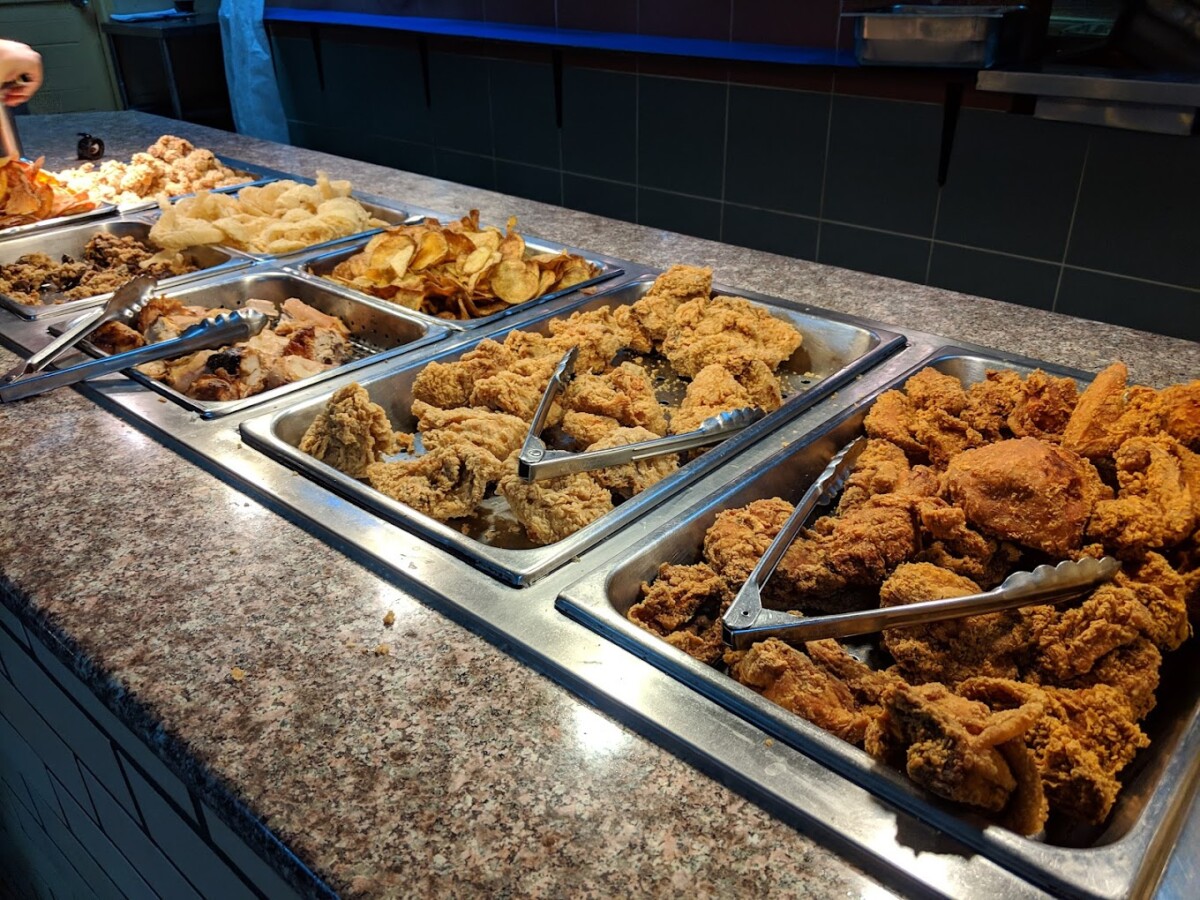 Buffet ayam yang dihidangkan dekat Hartz