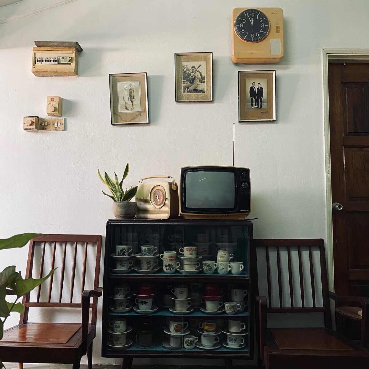 Barang antik dan hiasan klasik, setiap item di sini memiliki kisah yang ingin dikongsi