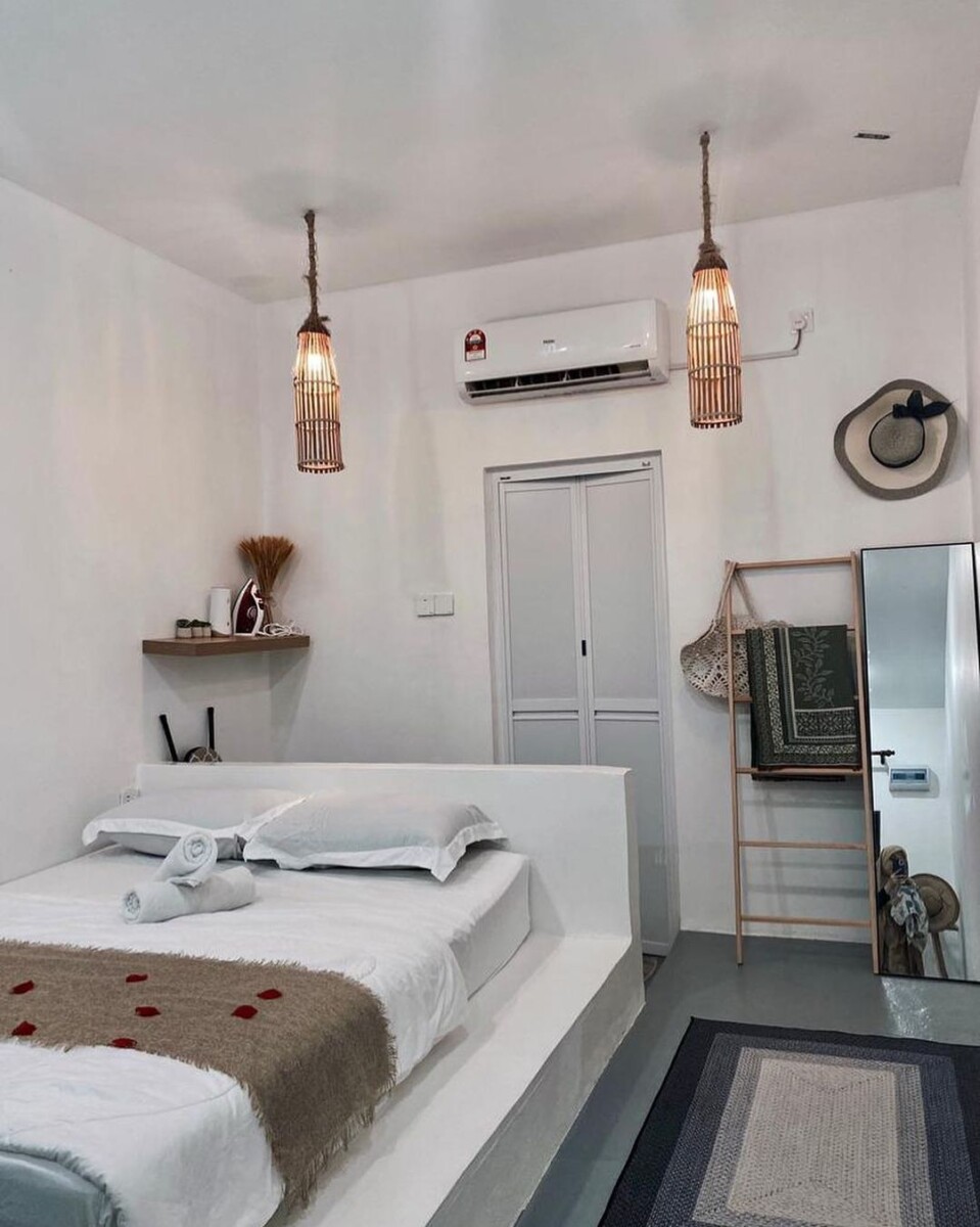 Bilik yang selesa dengan pelbagai kemudahan asas yang lengkap.