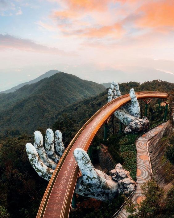 Golden Bridge terletak di Da Nang, Vietnam menawarkan permandangan sangat cantik