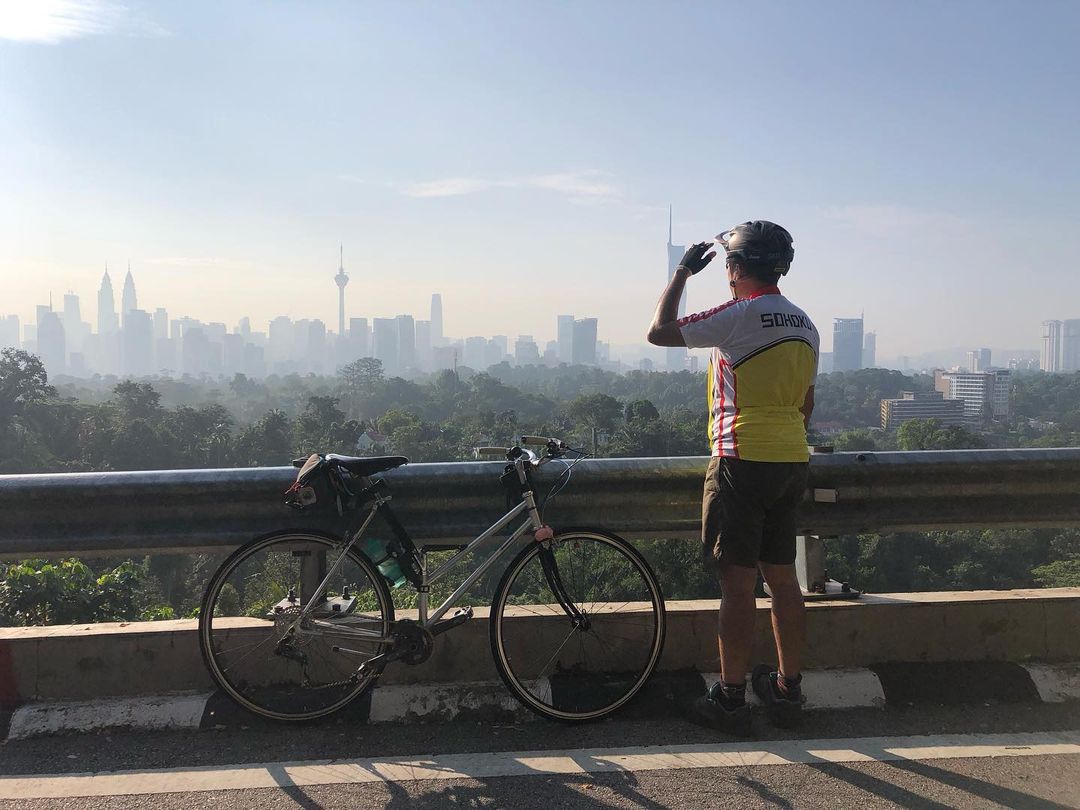 Mentari terbenam di belakang, pengayuh basikal di hadapan. Kombinasi sempurna.