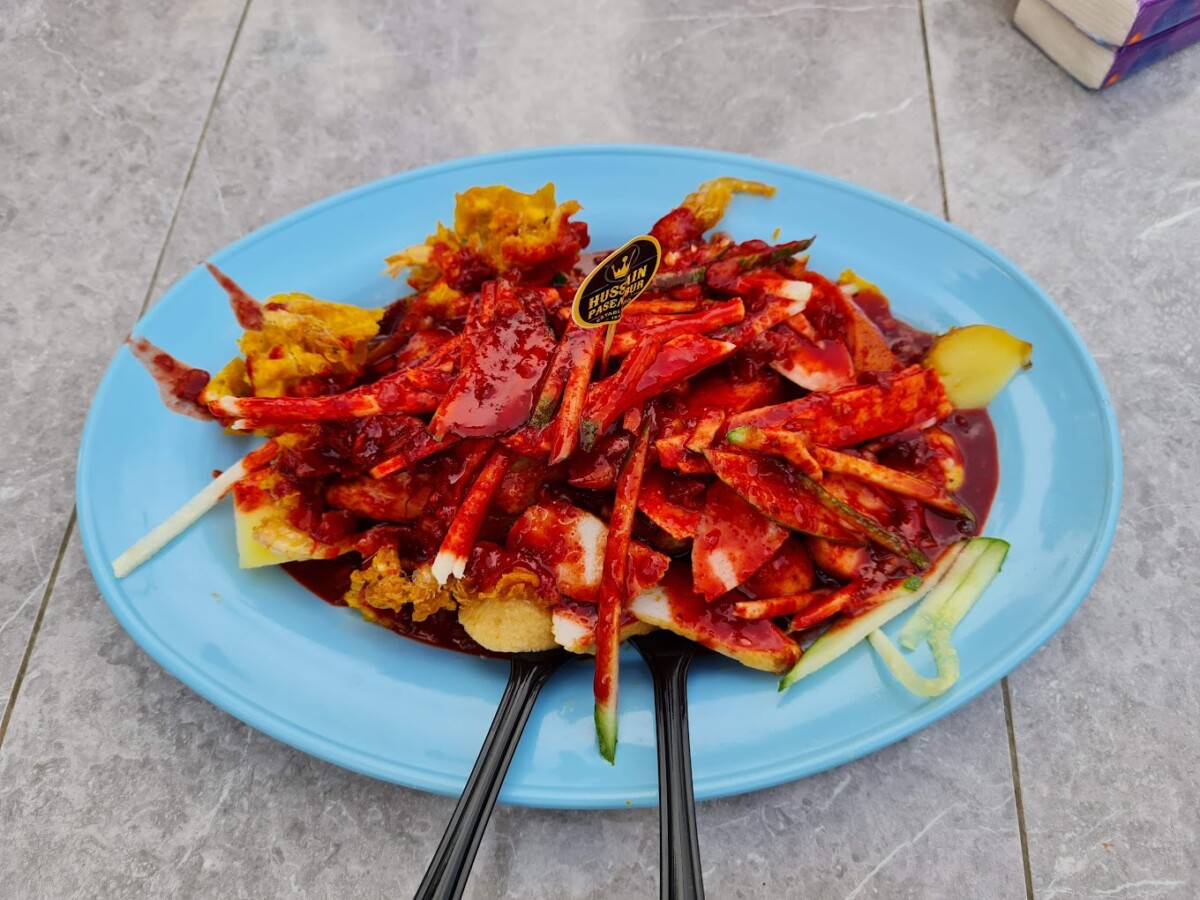 Kuah kacang pedas membuatkan Hussain Pasembur berbeza dari persaingnya
