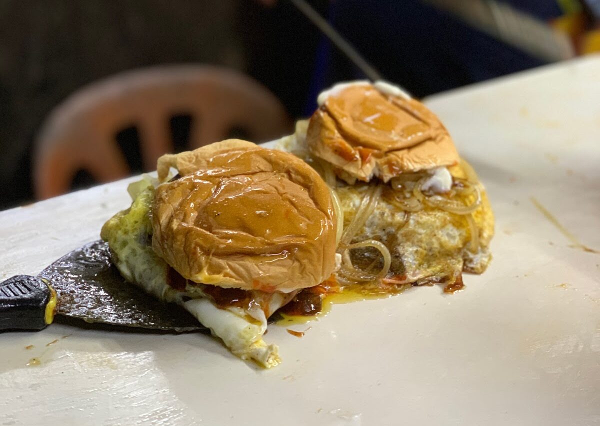 Keistimewaan burger ramly bermula dengan daging patty dibalut dengan telur