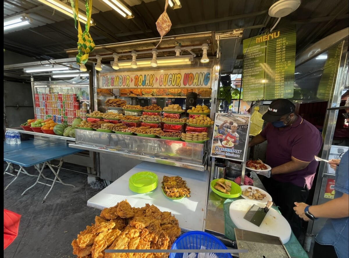 Gerai No.9 pula terkenal dengan irama nyanyian sambil menyiapkan rojak anda
