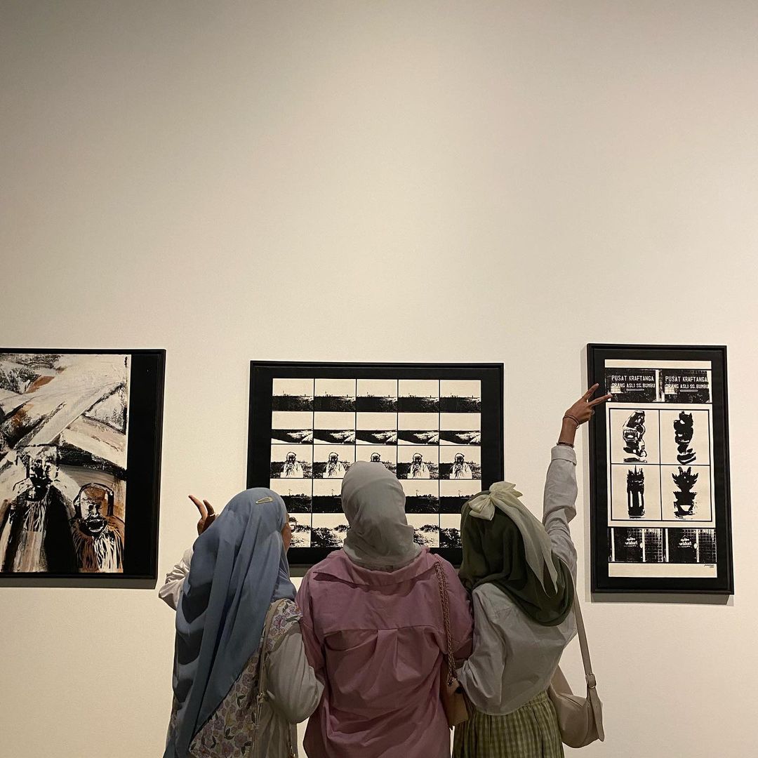 Masuki dunia seni kontemporari dan nikmati inspirasi di setiap langkah.