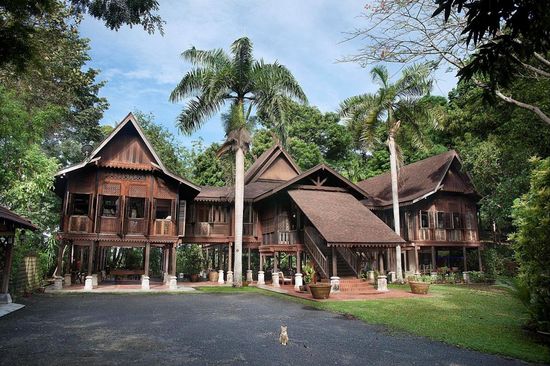 Kita perlu menjaga rumah tradisional dengan baik supaya tidak hilang untuk generasi seterusnya