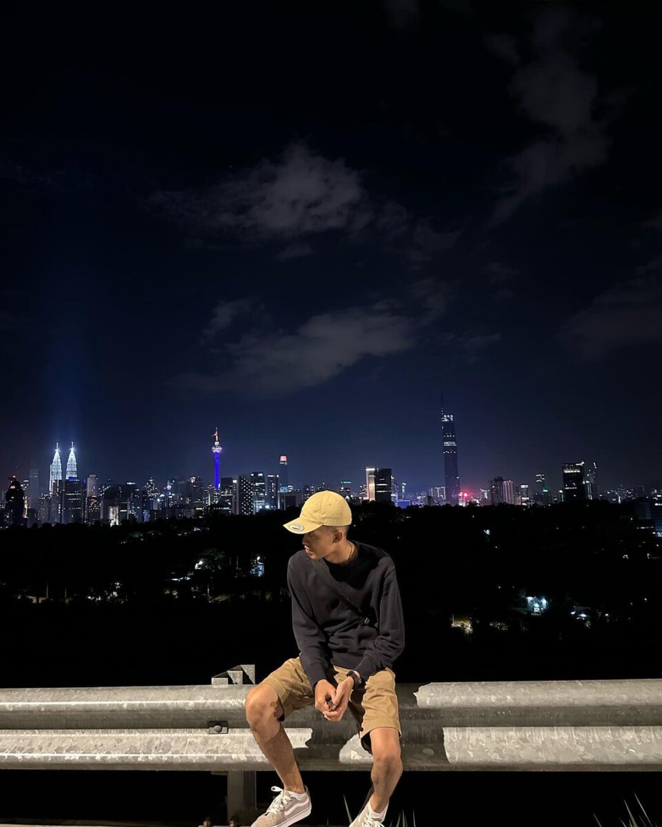 Keindahan Kuala Lumpur diabadikan dengan sempurna di Changkat Tunku Lookout Point.