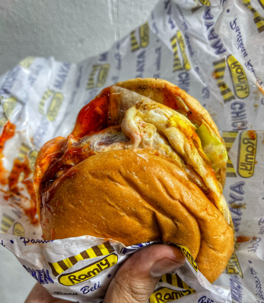 Kalau makan tak bersepah bukan burger ramly lah