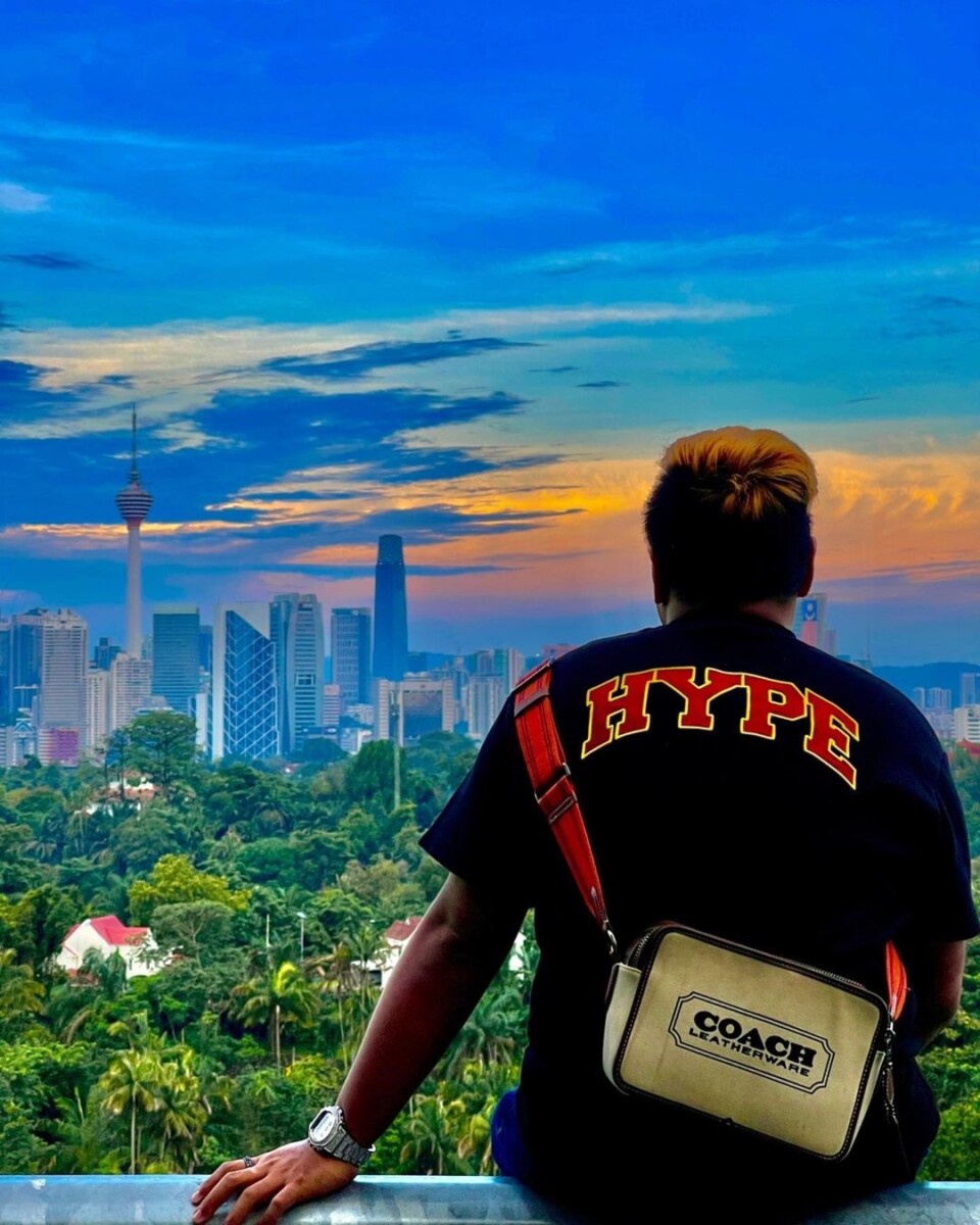 Warna-warni senja di Changkat Tunku Lookout Point membawa kedamaian yang memukau.