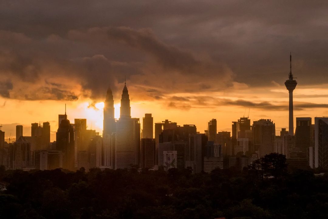 Matahari terbenam di Changkat Tunku Lookout Point memukau hati setiap pengunjung.