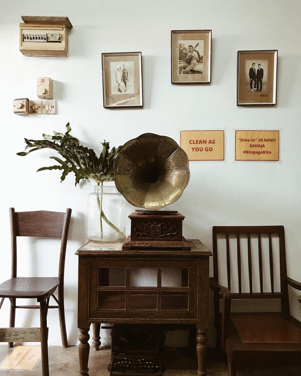 Dekorasi di Kopi Jiran membawa anda kembali ke era 60-an