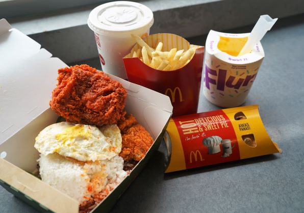 Masih ramai orang suka menikmati makanan segera untuk hadiahkan diri