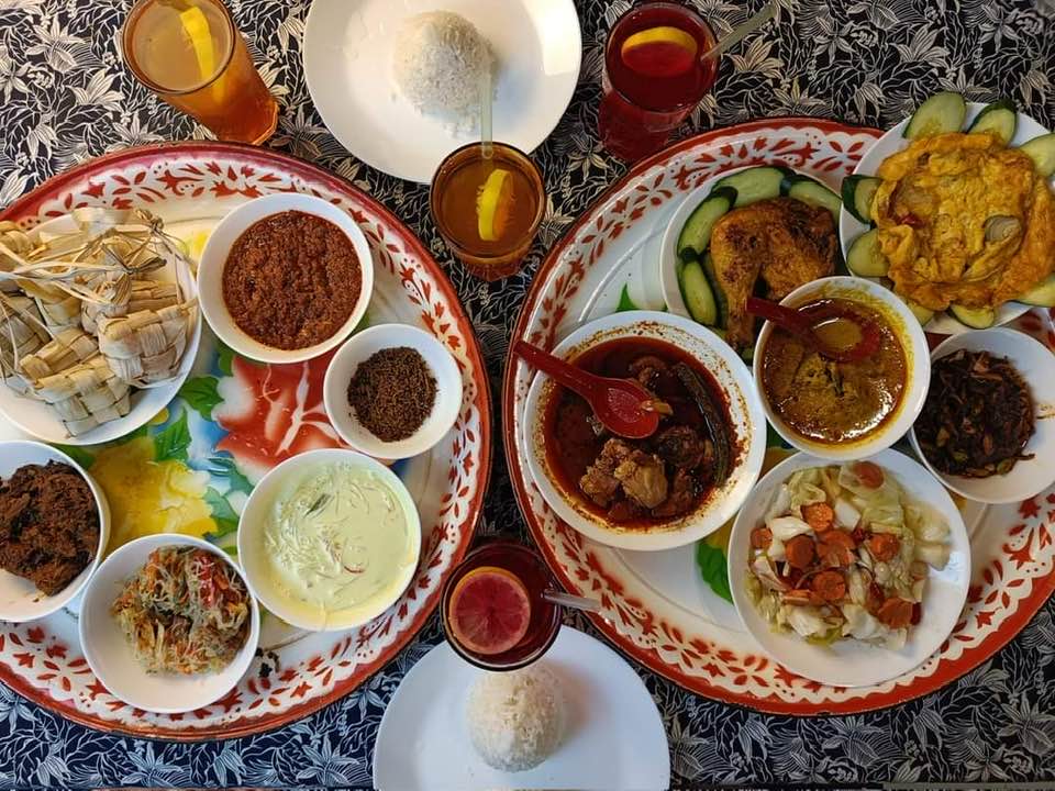 Gabak Kopi Rumah Usang menghidangkan makanan yang sedap dan padu.