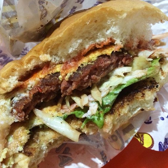 Burger Ramly panas memang sedap makan pada waktu malam kan?