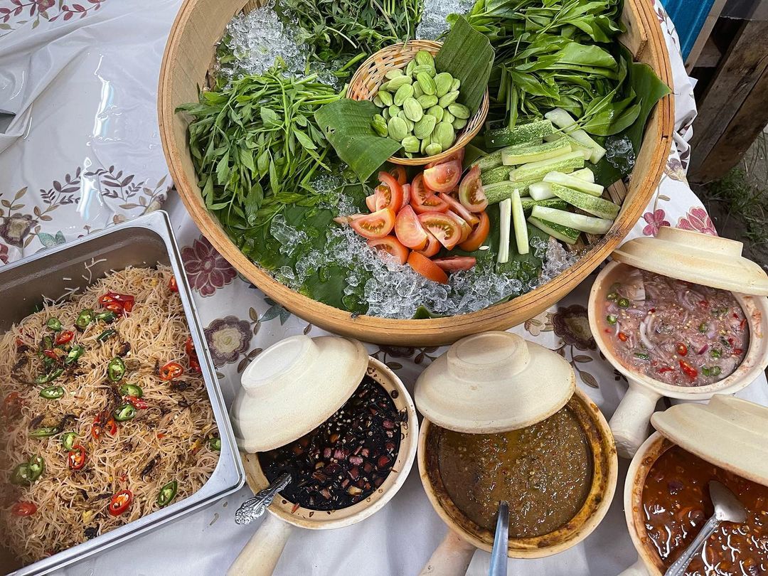 Ulam ulaman mmg membuka selera.. ditambah dgn pelbagai lauk kampung.