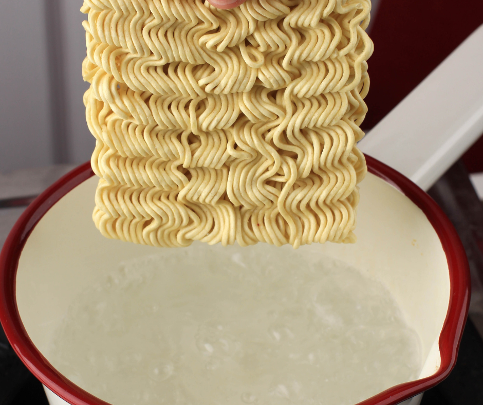 Langkah-langkah yang betul termasuk mendidih mi terlebih dahulu, membuang air memasak yang mengandungi pengawet, dan menyediakan sup dengan serbuk perasa selepas api dimatikan.