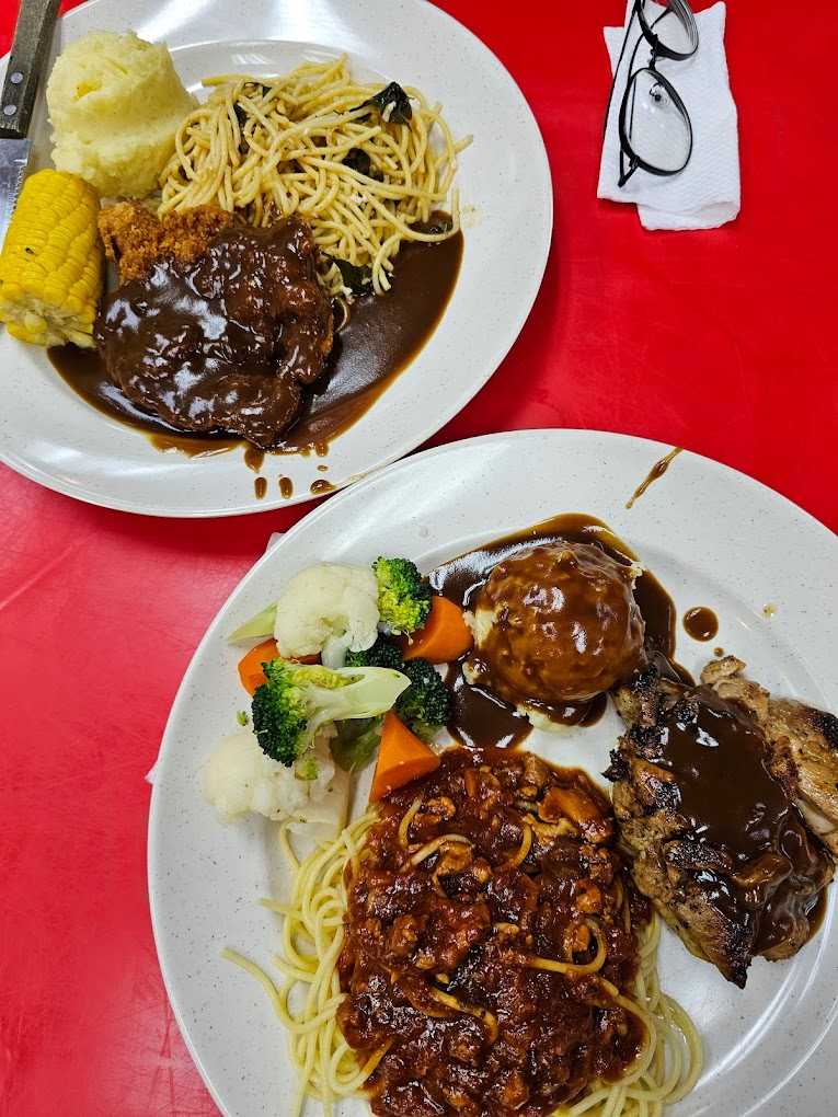 Menggabungkan dua dunia berbeza membuatkan kedai ni sangat unik