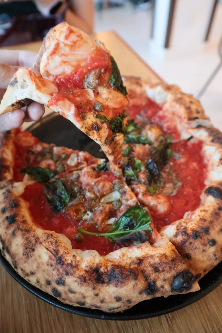 Pizza Gaya Neapolitan merupakan versi tradisional pizza tau