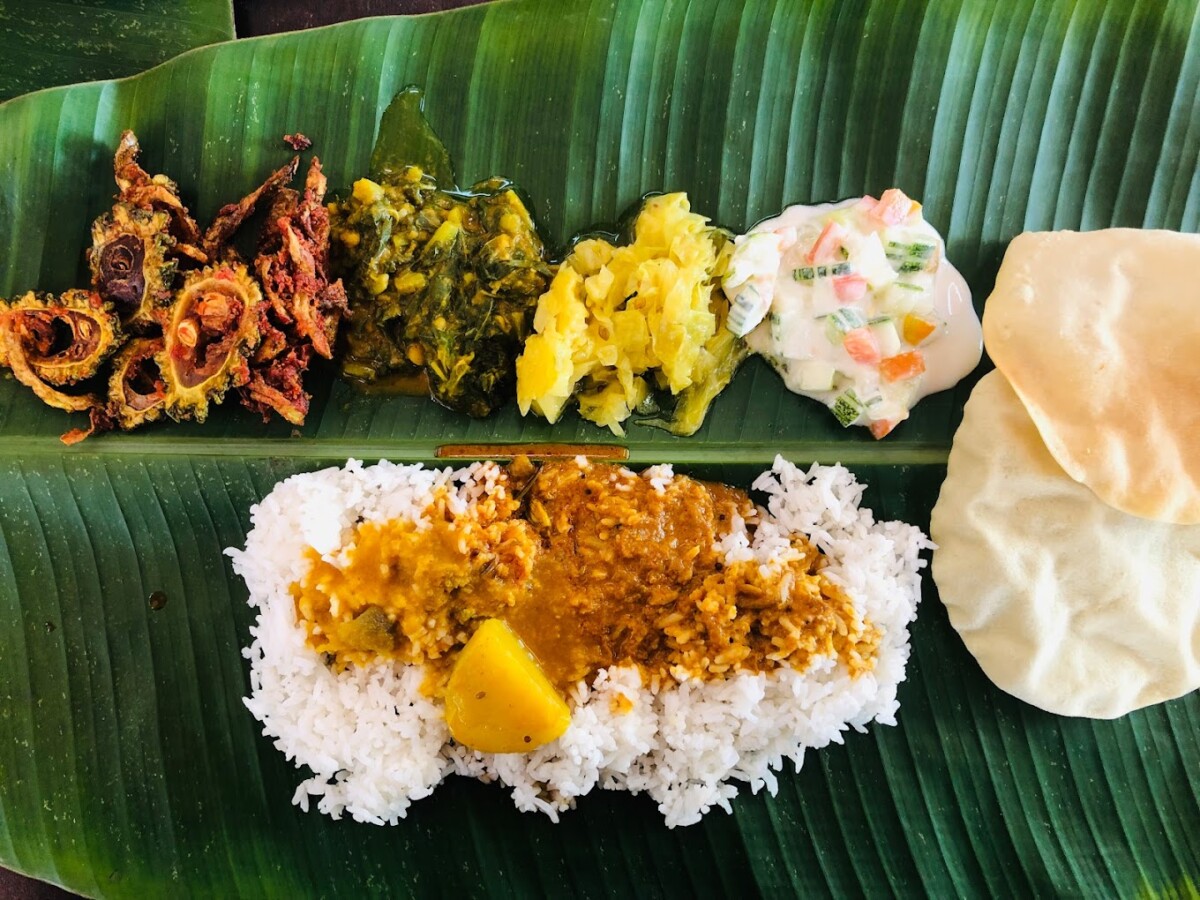 Daun pisang digunakan sebagai pinggan datang dari bahagian Selatan India