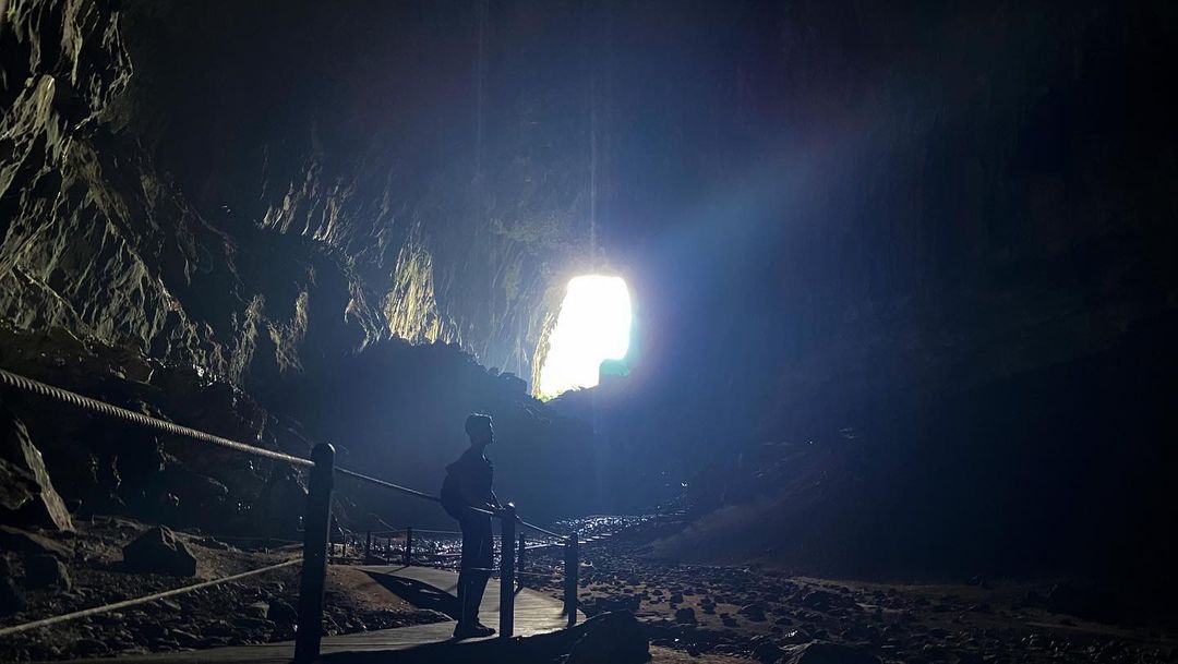 Menerokai banyak keajaiban alam di sepanjang perjalanan.