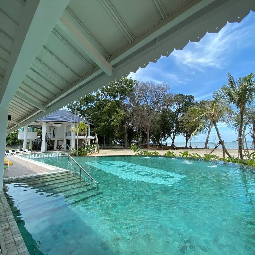 Ia adalah tempat yang sempurna untuk berehat atau berenang sambil menikmati keindahan pantai yang tenang.