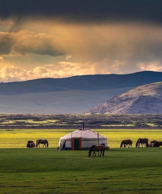 Diberi gelaran "Tanah Langit Biru Abad". Mongolia mempunyai permandangan yang sangat menawan