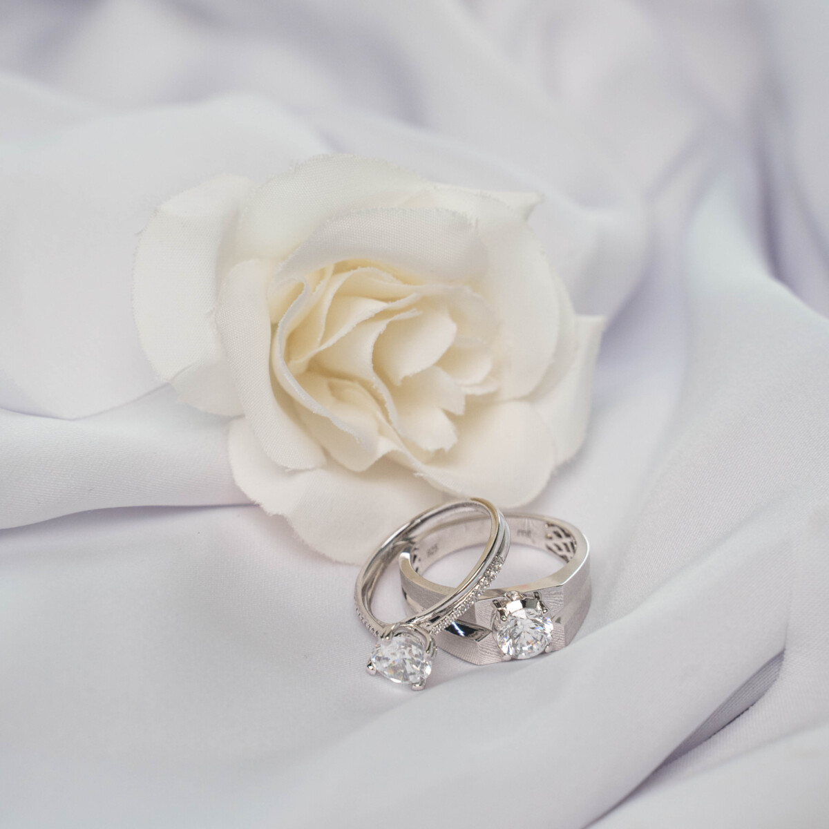 Cincin Perkahwinan melambangkan pasangan bahagia yang telah disatukan