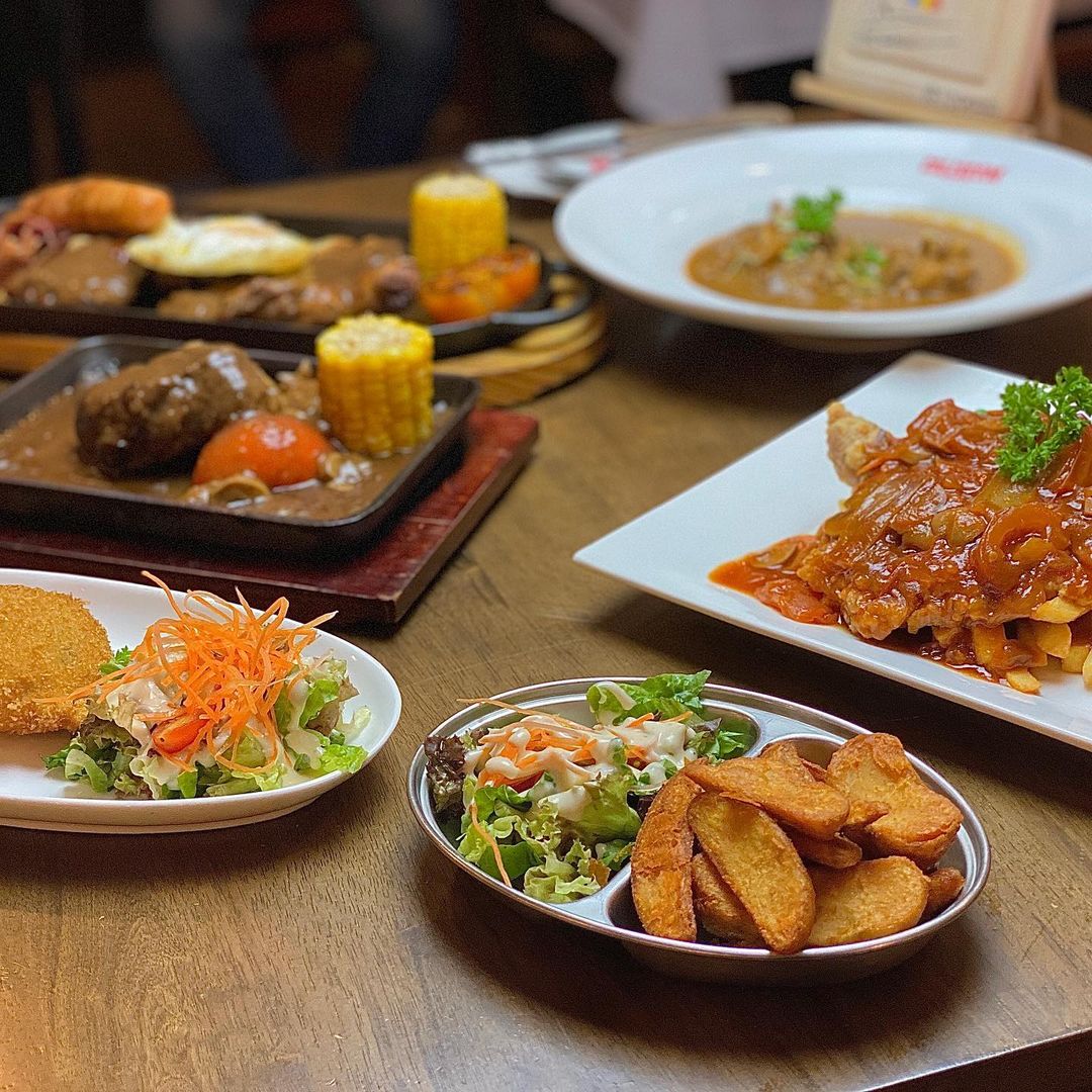 Menghidangkan menu hainanese western yang tak pernah berubah