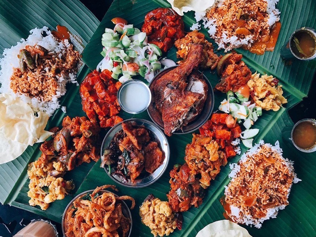Makanan India pula dipenuhi dengan rempah ratus untuk memberikan rasa kuat