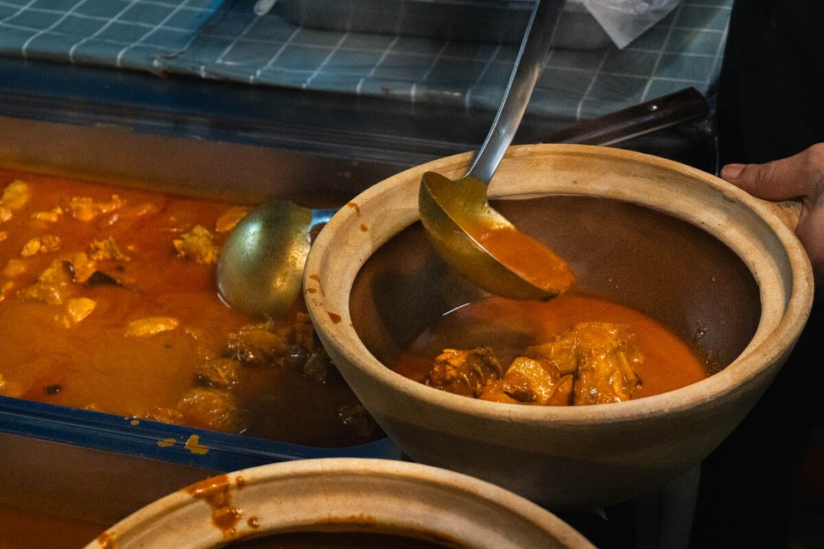 Kuah karinya terkenal dengan rasa pekat yang aromatik sesuai makan bersama nasi putih