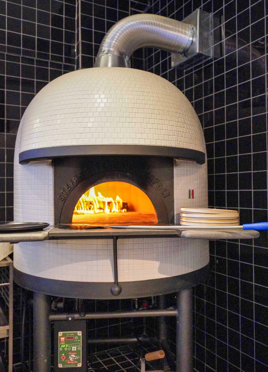 Ketuhar ini istimewa tau. Ini yang memberi Round Pizza Napoletana rasa uniknya