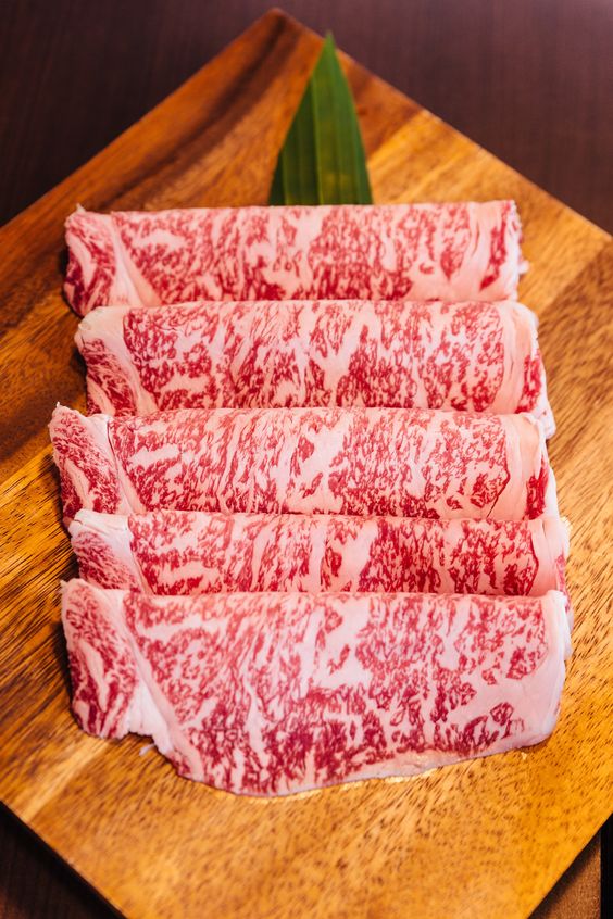 Daging wagyu memang terkenal dengan tekstur lembut seperti ini